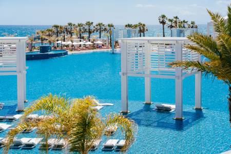 SELECTUM LUXURY RESORT Pools & Beach